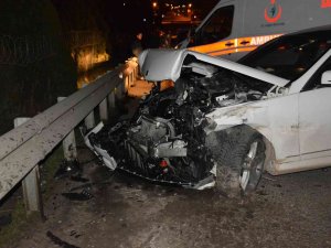 Önce Önündeki Araca, Sonra Bariyerlere Çarptı: 3 Yaralı