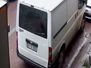 Kumaş Yüklediği Esnada Otomobil Çarptı, Ameliyatla Ayağına Platin Takıldı
