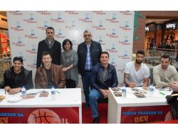 Trabzonspor Medical Park Oyuncuları İmza Gününde Taraftarlarla Buluştu