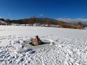 Uludağ’ın Buz Tutan Göllerini Testere İle Kesti...üzerinde Yürüyüp Altında Yüzüyor