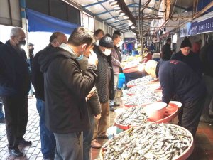 Vatandaş Balık Haline Akın Etti