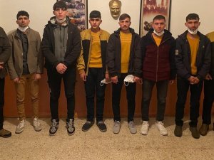 Başkale’de Sahte Pasaportlu 8 Afgan Yakalandı