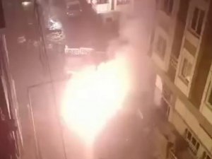 Sultangazi’de Bomba Gibi Patlayan Yer Altı Kabloları Paniğe Neden Oldu