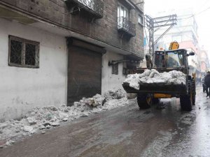 Büyükşehir’den Ara Sokaklarda Kar Temizliği