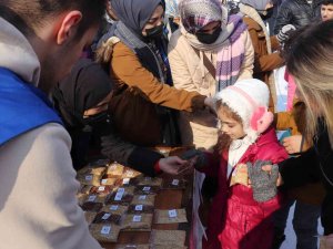 Gençler Karda Hayvanları Unutmadı