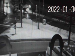 Üsküdar’da Orta Refüjü Aşıp Takla Attı, Işıklarda Bekleyen Taksiye Çarptı