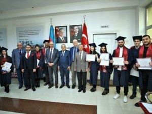 Azerbaycan’da Mezuniyet Sevinci