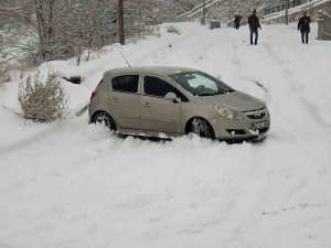 Tokat’ta Kaygan Yollar Sürücüleri Zor Anlar Yaşadı