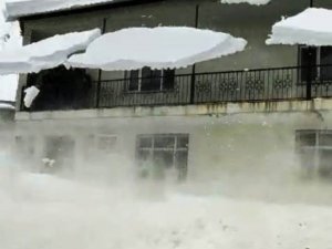 Bitlis’te Çatıdan Düşen Kar Kütleleri Korkuttu
