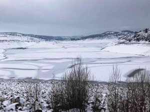 Çavdarhisar’daki Göletin Yüzeyi Buz Tuttu