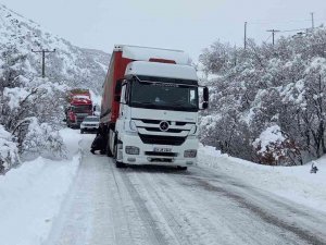 Tunceli-erzincan Karayolu Zincirsiz Tır Geçişlerine Kapatıldı