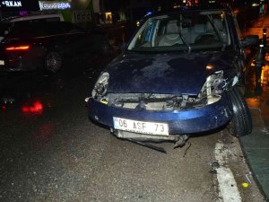 Lüks Otomobilin Karıştığı Kazada 1 Kişi Yaralandı