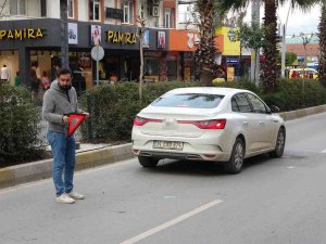 Otomobile Arkadan Çarpan Motosikletli Kurye Ölümden Döndü