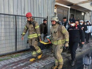 Malzeme İndirirken İki Aracın Arasında Kaldı