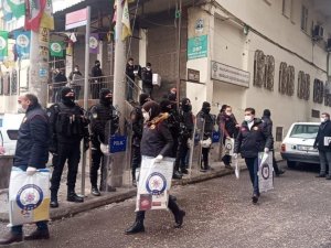 Gözaltına Alınan Dbp İ̇l Başkanı Seval Gülmez, Serbest Bırakılarak İzolasyona Alındı