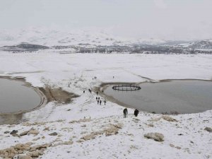 Sular Çekilince Tarihi Kaleye 30 Yıl Sonra İlk Kez Yürüyerek Gidildi