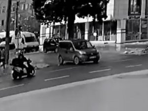 Motosikletli, Aniden Yola Çıkan Otomobile Çarptı: 1 Yaralı