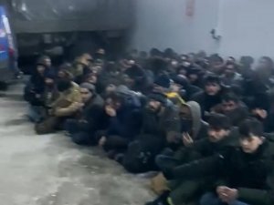 Havalandırma Bacasından Buhar Çıkan Kamyonda 174 Düzensiz Göçmen Yakalandı
