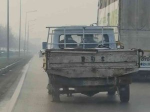 Patlak Lâstikle Kilometrelerce Seyretti, O Ânlar Kameraya Yansıdı
