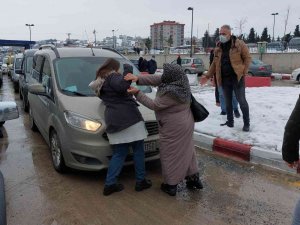 Genç Kız Hastane Bahçesindeki Araçların Yolunu Kesip Olay Çıkarttı