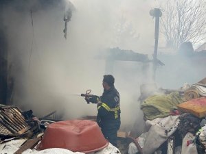 Tek Katlı Evde Çıkan Yangın Maddi Zararla Atlatıldı