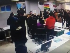 Acil Servis’te Hasta Yakınlarından Sağlık Görevlilerine Yumruklu Saldırı