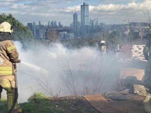 Kağıthane’de Korkutan Gecekondu Yangını: Dumanlar Gökyüzünü Kapladı