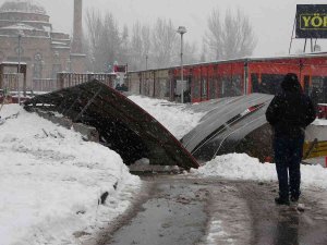 Karın Ağırlığına Dayanamayan Çatı Çöktü
