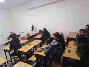 İ̇nebolu Halk Eğitim Merkezinde Bağlama Kursu Açıldı