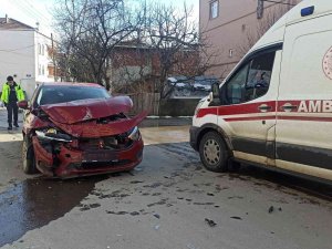 Otomobil İle Kamyonet Çarpıştı: 1 Yaralı