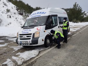 Jandarma Ekiplerinden Kış Lastiği Denetimi