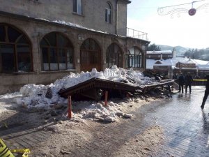 Üzerinde Kar Biriken Caminin Sundurması Cemaatin Üzerine Düştü: 5 Yaralı