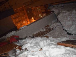 Kardan Çöken Ahşap Çatı Parçalara Ayrıldı