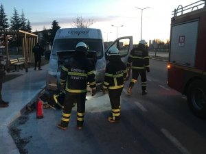 Edirne’de Park Halindeki Kargo Aracı Yandı