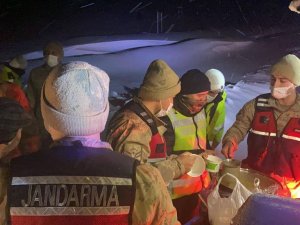 Kar Ve Tipiden Kapanan Karayolunun Açılmasını Bekleyenlere Jandarma Çorba İkram Etti