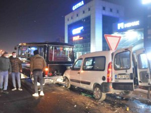 Basın Ekspres’te Park Halindeki Minibüse Hafif Ticari Araç Çarptı: 3 Kişi Yaralandı