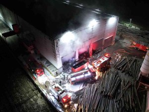 Kocaeli’de Geri Dönüşüm Fabrikasında Yangın