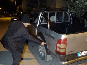 Park Halindeki Araçların Lastiklerini Patlatıp Kaportalarını Çizdi