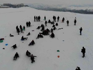 Karla Kaplanan Tepeyi Kayak Pistine Çevirdiler