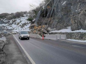 Meydana Gelen Heyelan Sonrası Yol Trafiğe Açıldı