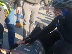 Kartal’da Otomobilin Çarptığı Yaralıya Yoldan Geçen Sağlıkçı Yardım Etti