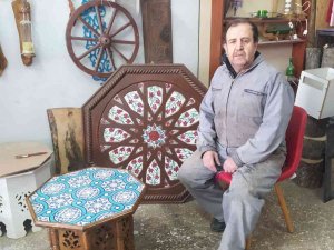 Ahşabı Çiniyle Buluşturdu