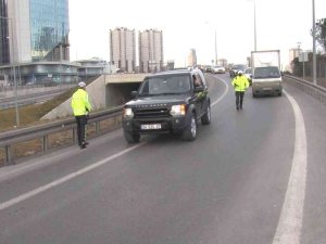 Polisleri Görünce Otoyolda Geri Geri Kaçmaya Çalıştı, Cezadan Kurtulamadı