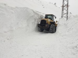 Ekiplerin 2,5 Metre Karla Zorlu Mücadelesi