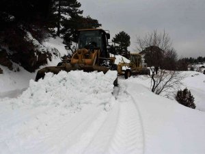 Antalya’nın Yüksek Kesimlerinde Karla Mücadele Çalışması Devam Ediyor