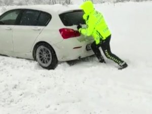 Kara Saplanan Aracı Polis Memuru Kurtardı