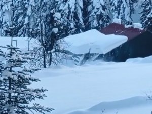 Kar Kalınlığı 2 Metreye Ulaştı, Çatıdan Kar Kütleleri Böyle Düştü