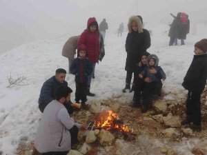 Hatay’da Vatandaşlar Karın Tadını Sucuk Ekmekle Çıkardı