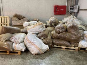 İ̇zmir’de Tarihi Operasyon: Kaçak Sigara Fabrikası Kurmuşlar