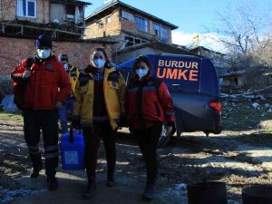 Burdur’da Sağlık Ekipleri Yağmur, Çamur Demeden Köy Köy Gezip Aşı Yapıyor